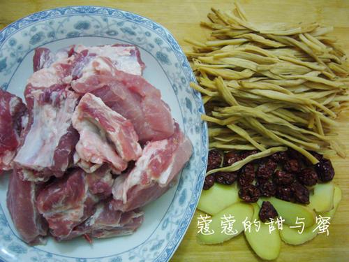 黄花菜排骨汤的做法