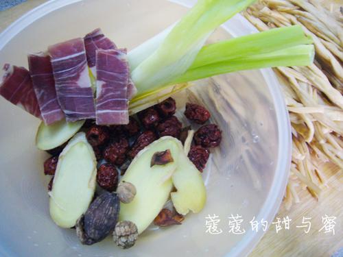 黄花菜排骨汤的做法