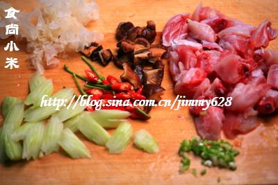 鹌鹑蛋银耳炆兔肉的做法