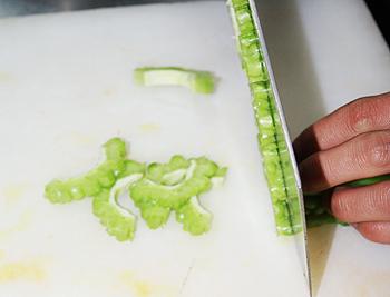 树子辣椒炒苦瓜的做法