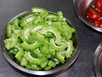 树子辣椒炒苦瓜的做法