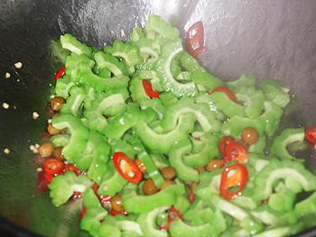 树子辣椒炒苦瓜的做法