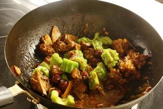 苦瓜酱烧排骨的做法