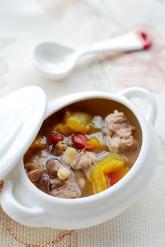 苦瓜黄豆排骨汤的做法