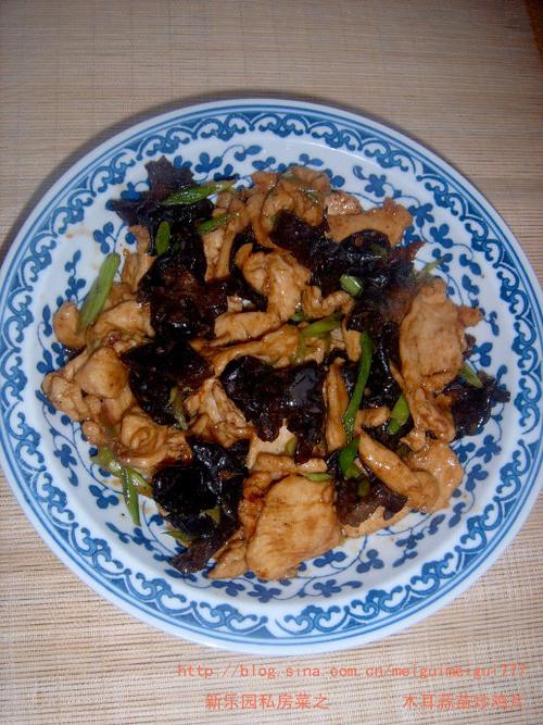 木耳蒜苗炒鸡片的做法