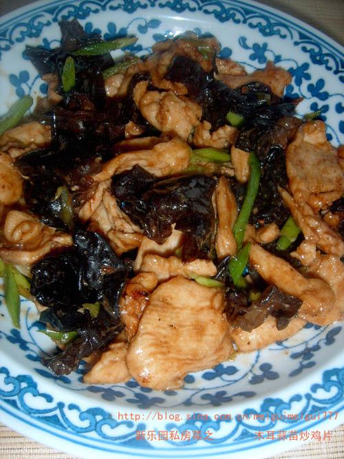 木耳蒜苗炒鸡片的做法