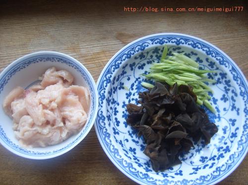 木耳蒜苗炒鸡片的做法