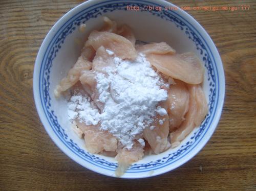 木耳蒜苗炒鸡片的做法