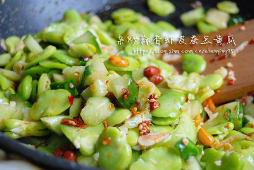 杂炒蒜香虾皮蚕豆黄瓜的做法