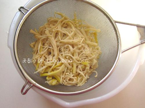 红油笋丝金针菇的做法