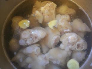 黄豆猪脚汤的做法