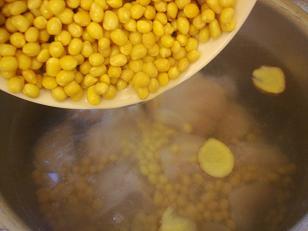 黄豆猪脚汤的做法