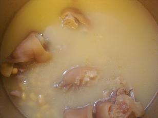 黄豆猪脚汤的做法