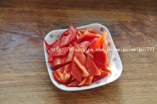 柿子椒生炒鸡腿肉的做法