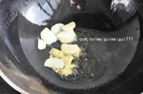 柿子椒生炒鸡腿肉的做法