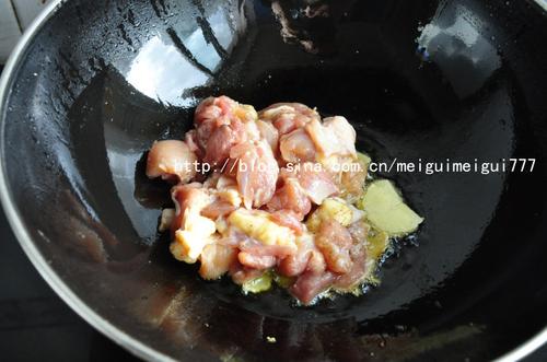 柿子椒生炒鸡腿肉的做法