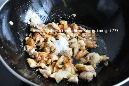 柿子椒生炒鸡腿肉的做法