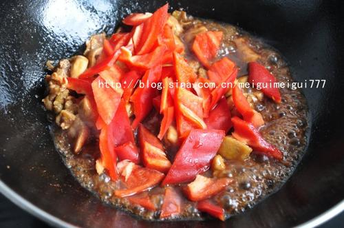 柿子椒生炒鸡腿肉的做法