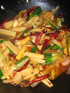 香辣牛蛙锅的做法