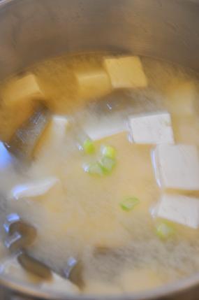 烤鳗鱼饭+味增汤+凉拌海带的做法