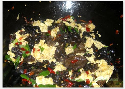 木耳炒鸡蛋的做法