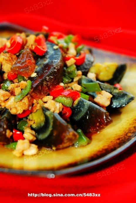 辣椒肉末烩皮蛋的做法