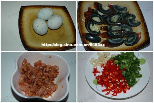 辣椒肉末烩皮蛋的做法