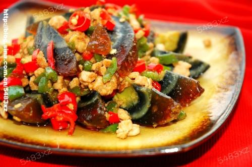 辣椒肉末烩皮蛋的做法