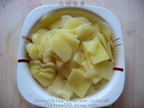 辣白菜炒土豆片的做法