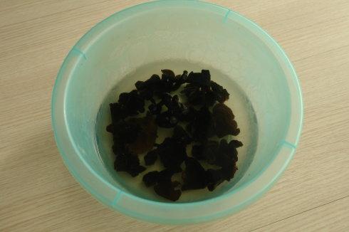 白菜炒木耳的做法