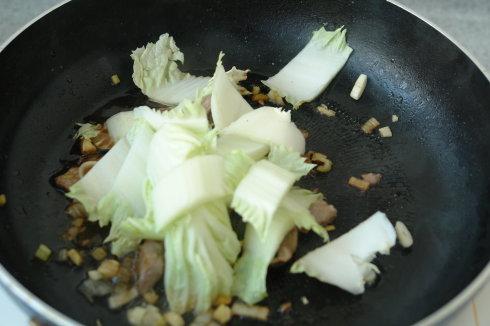 白菜炒木耳的做法