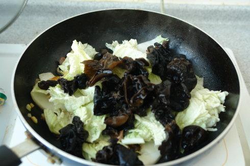 白菜炒木耳的做法