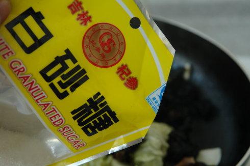 白菜炒木耳的做法