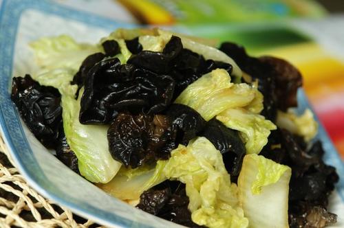 白菜炒木耳的做法