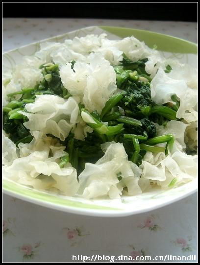 银耳炒菠菜的做法