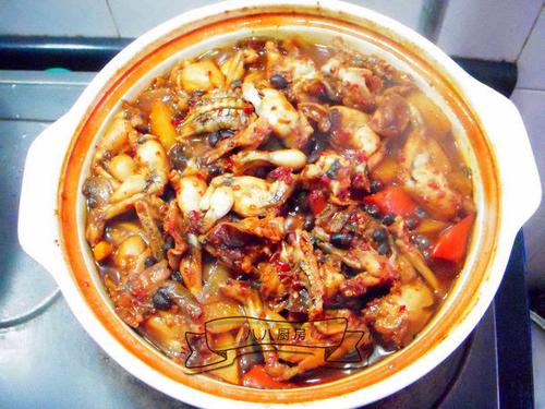 三汁焖牛蛙的做法