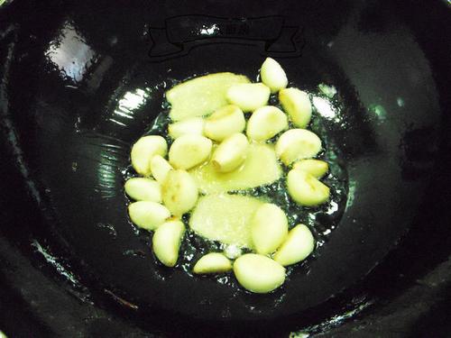 三汁焖牛蛙的做法