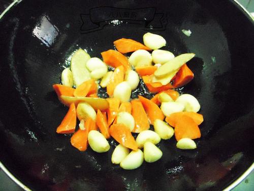 三汁焖牛蛙的做法