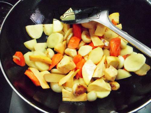 三汁焖牛蛙的做法