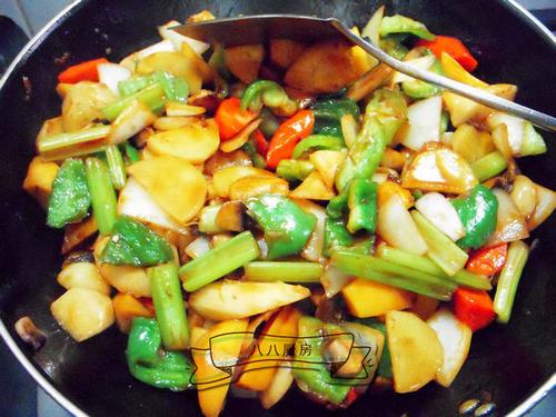 三汁焖牛蛙的做法