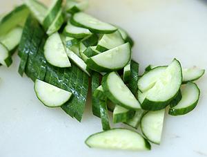 芥末麻香黄瓜配白切素牛肉的做法