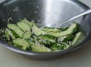 芥末麻香黄瓜配白切素牛肉的做法