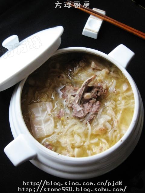 大骨头炖酸菜的做法