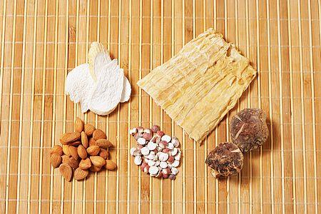 鳄鱼肉花菇南北杏煲猪腱的做法