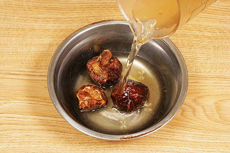 鳄鱼肉花菇南北杏煲猪腱的做法