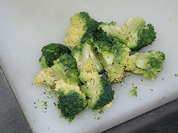 烤素香排西蓝花配罗勒油汁的做法