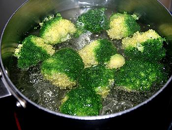 烤素香排西蓝花配罗勒油汁的做法