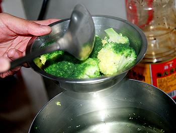 烤素香排西蓝花配罗勒油汁的做法