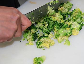 烤素香排西蓝花配罗勒油汁的做法