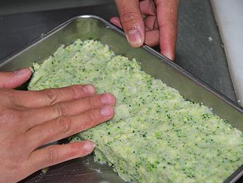 烤素香排西蓝花配罗勒油汁的做法